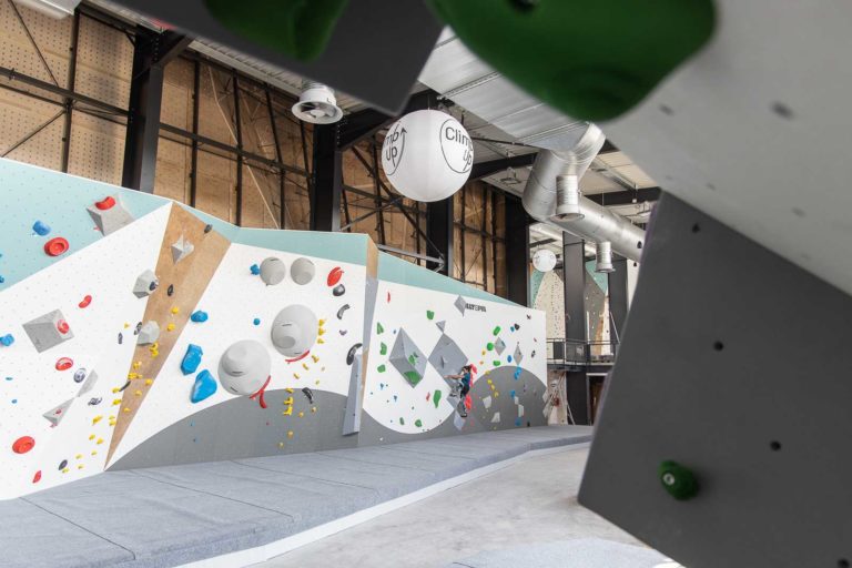 Grimper dans l'espace bloc de Climb Up Mulhouse Wittenheim